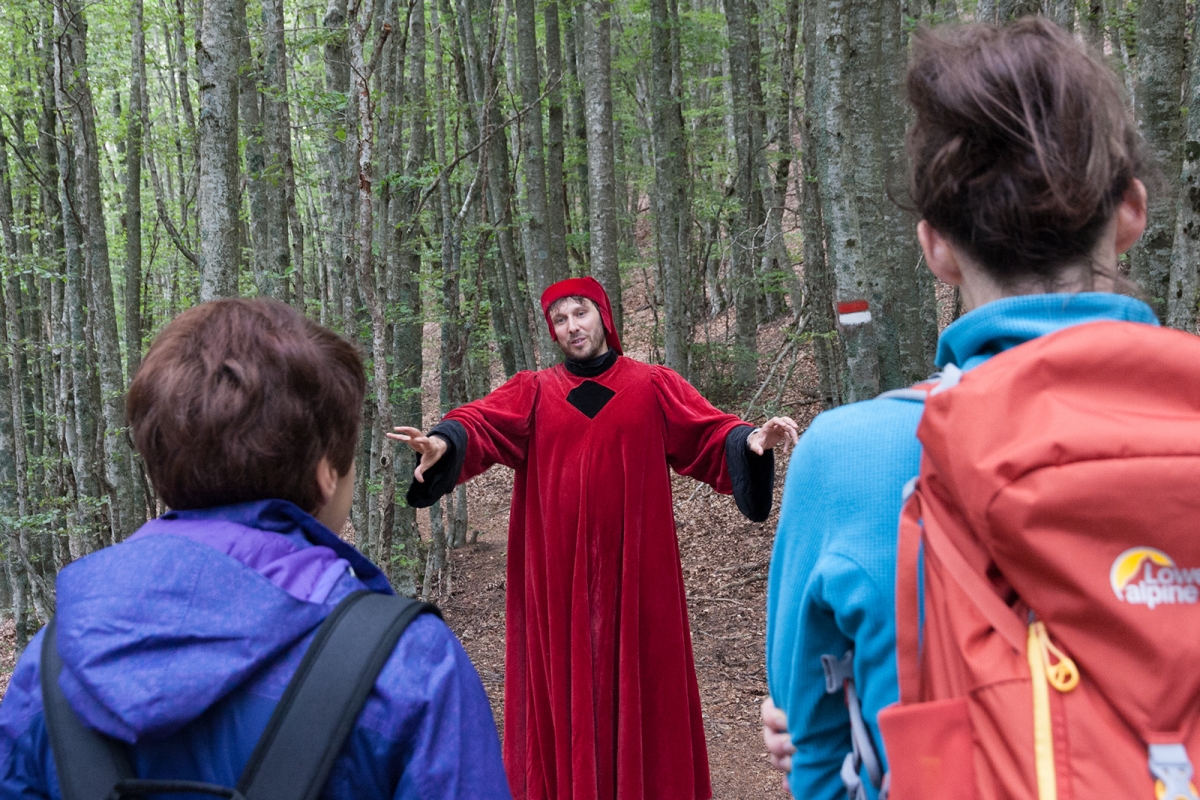 Cammino di Dante - Dante che parla nel bosco