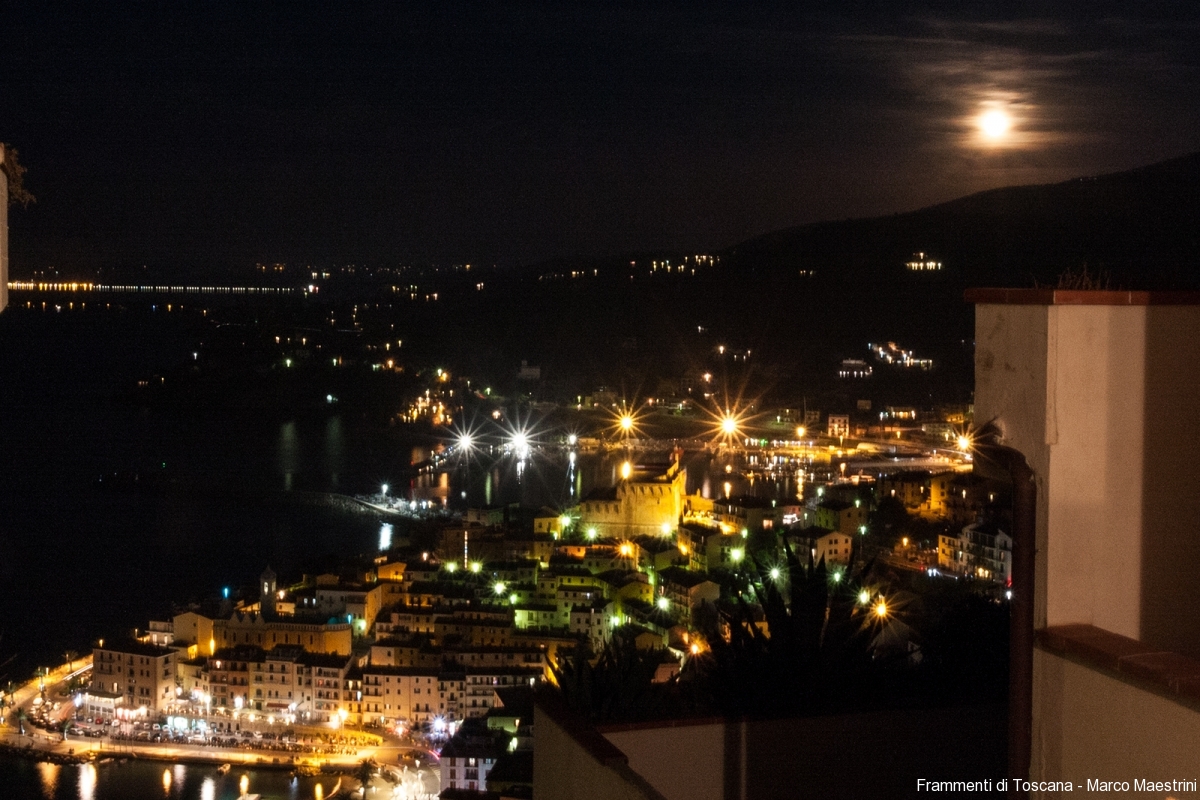 Vista di Porto Santo Stefano in notturna